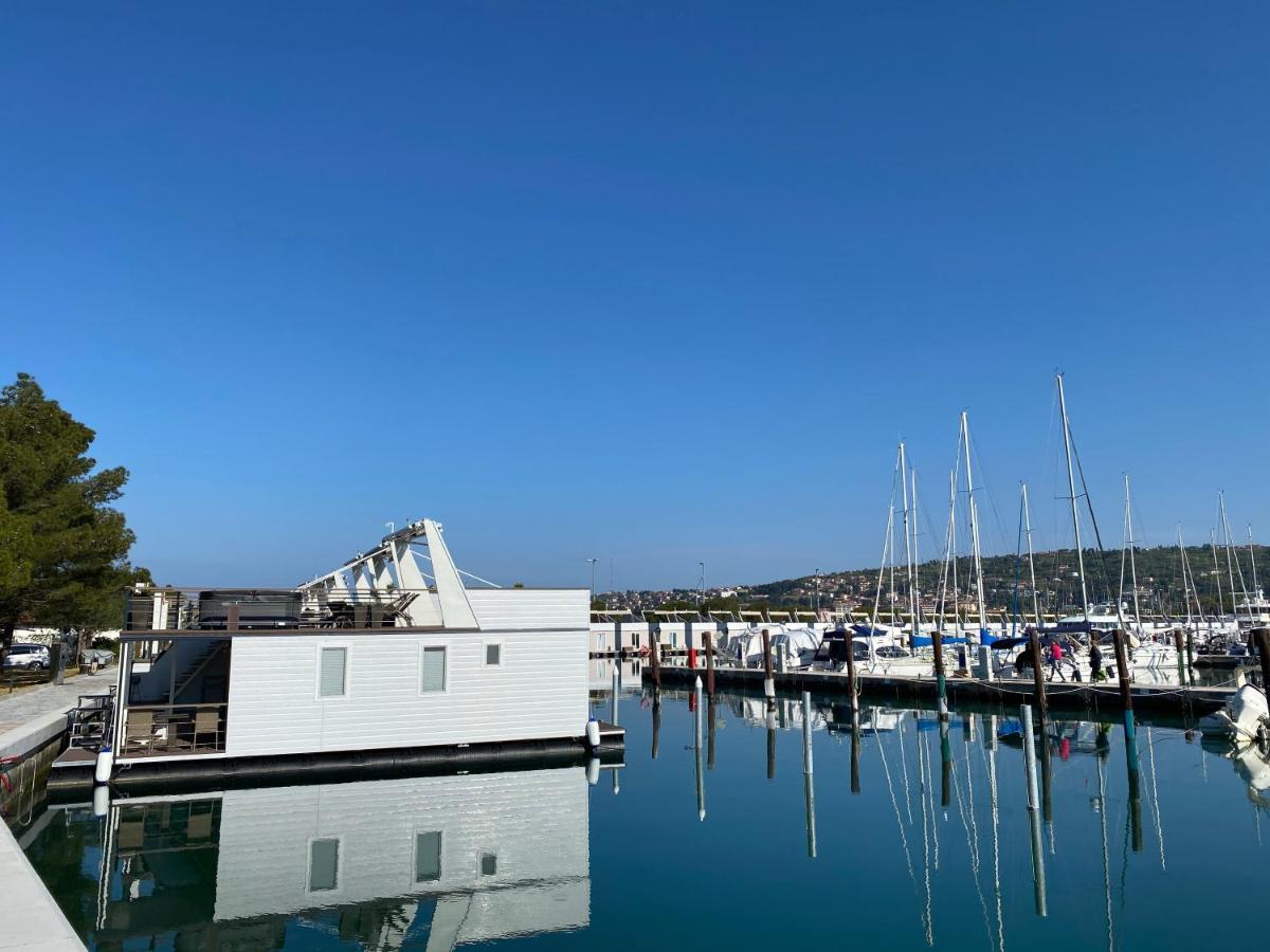 ポルトローシュ Floating House Blue Moonヴィラ エクステリア 写真